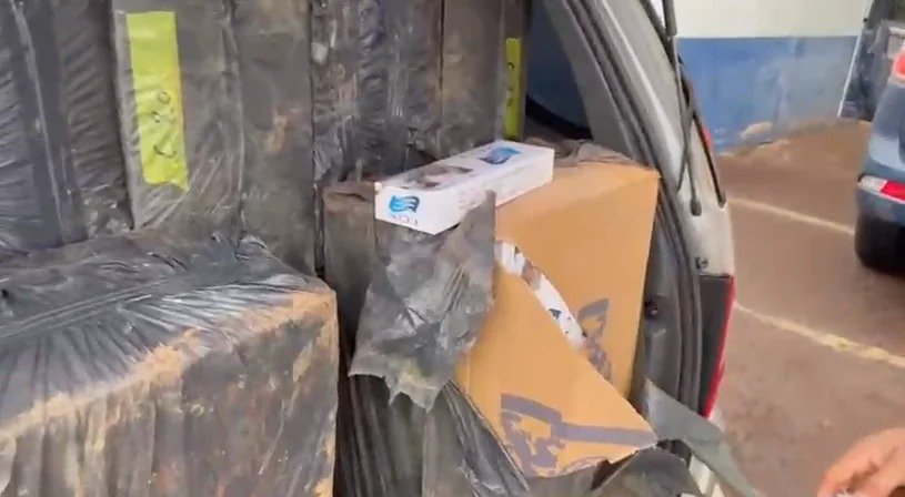Motorista abandona veículo com 10 mil maços de cigarros contrabandeados e foge para mata em Toledo