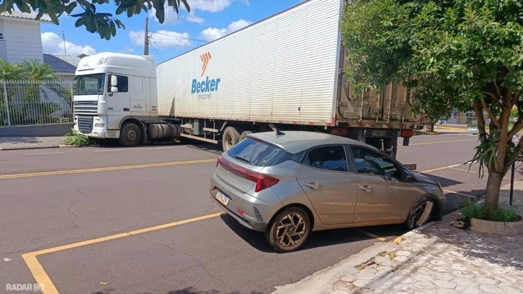Carreta descontrolada desce rua sozinha em Toledo e atinge carros estacionados no centro
