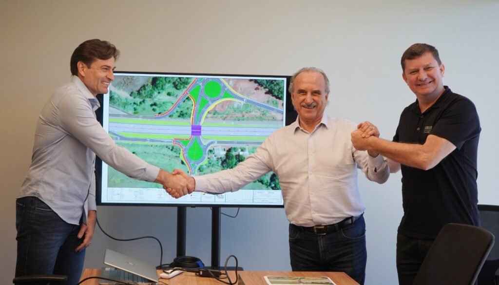 Prefeitura entrega oficialmente projeto da trincheira do Cascavel Velho para Concessionária EPR