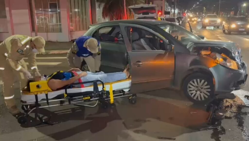 Motorista fica ferida após colisão entre Gol e motorhome no Centro de Cascavel