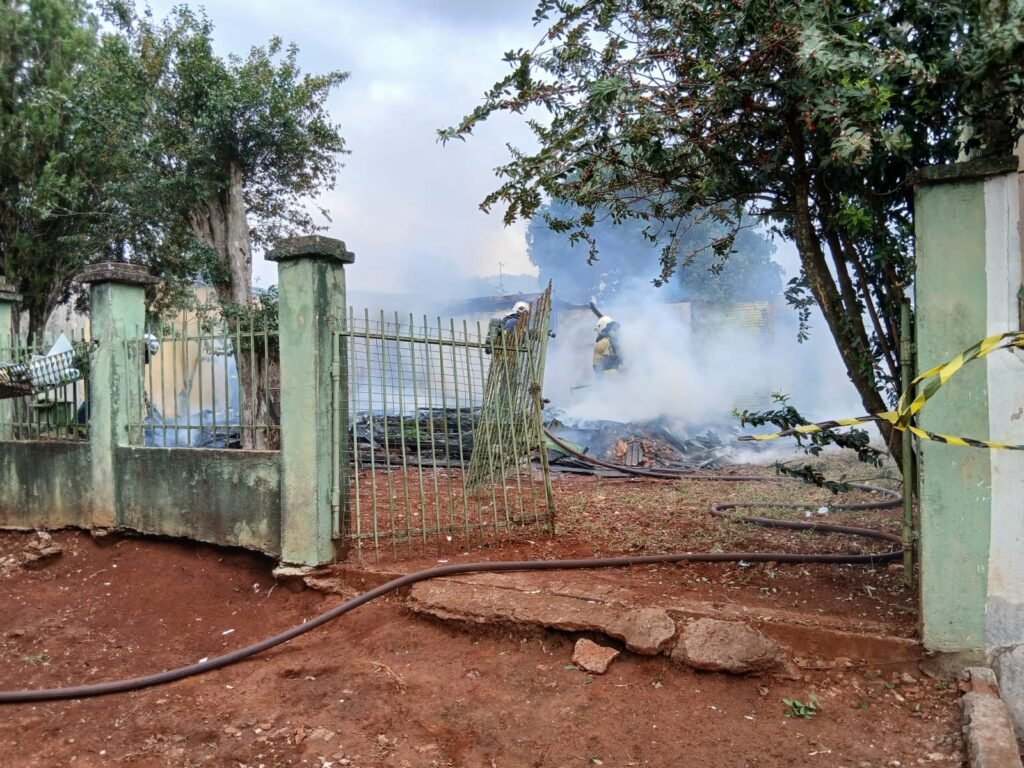 Incêndio destrói casa de madeira no bairro Interlagos, em Cascavel