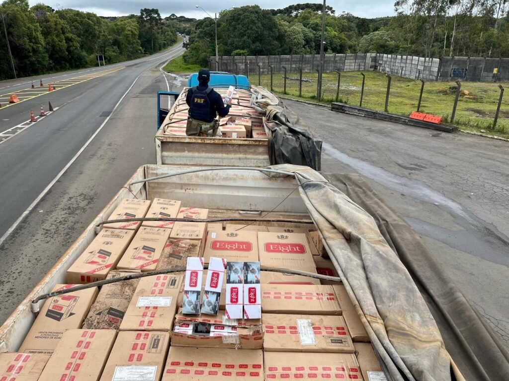 PRF apreende 600 mil maços de cigarros contrabandeados na BR-277, em Guarapuava