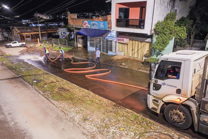 Caminhões hidrojatos ajudam na limpeza de Rio Bonito do Iguaçu