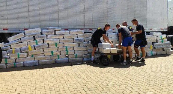 Com placas do Paraná, caminhão é apreendido com 1,7 tonelada de maconha escondida em carga de embalagens em SP