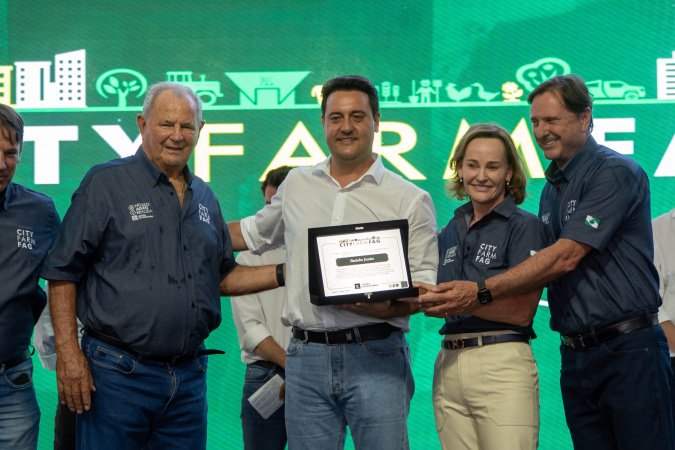 Ratinho Junior destaca inovação no campo e é homenageado em evento do agro paranaense