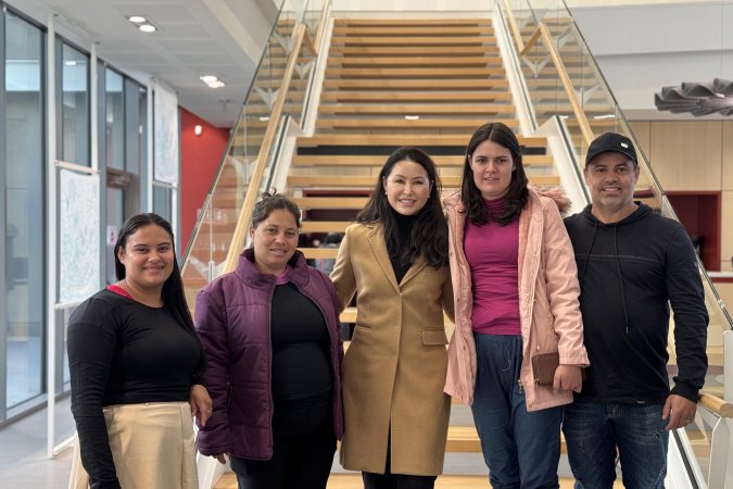 Rota Paraná-França: produtoras de seda se emocionam ao conhecer gigante da moda