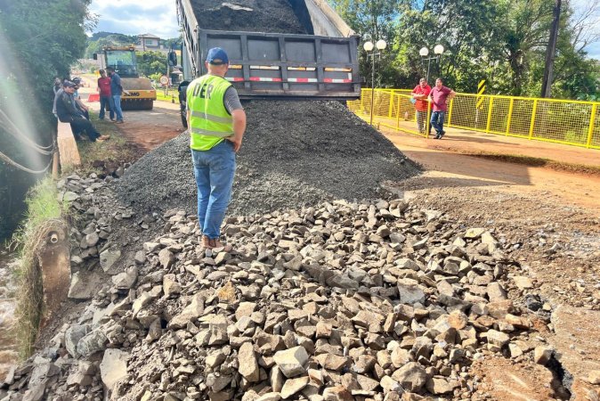 Em ação rápida, DER/PR e prefeitura recuperam acesso a ponte em Goioxim