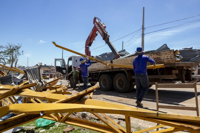 Com apoio de 139 máquinas, ruas de Rio Bonito do Iguaçu já estão quase desobstruídas