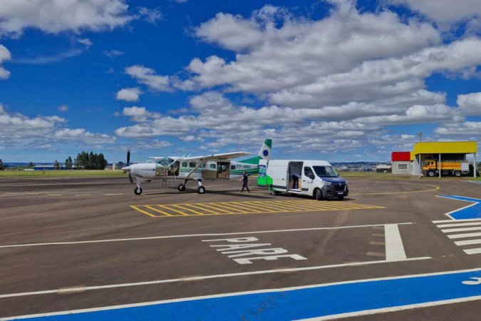 Com apoio aéreo, Estado leva milhares de insumos hospitalares para região de Rio Bonito do Iguaçu