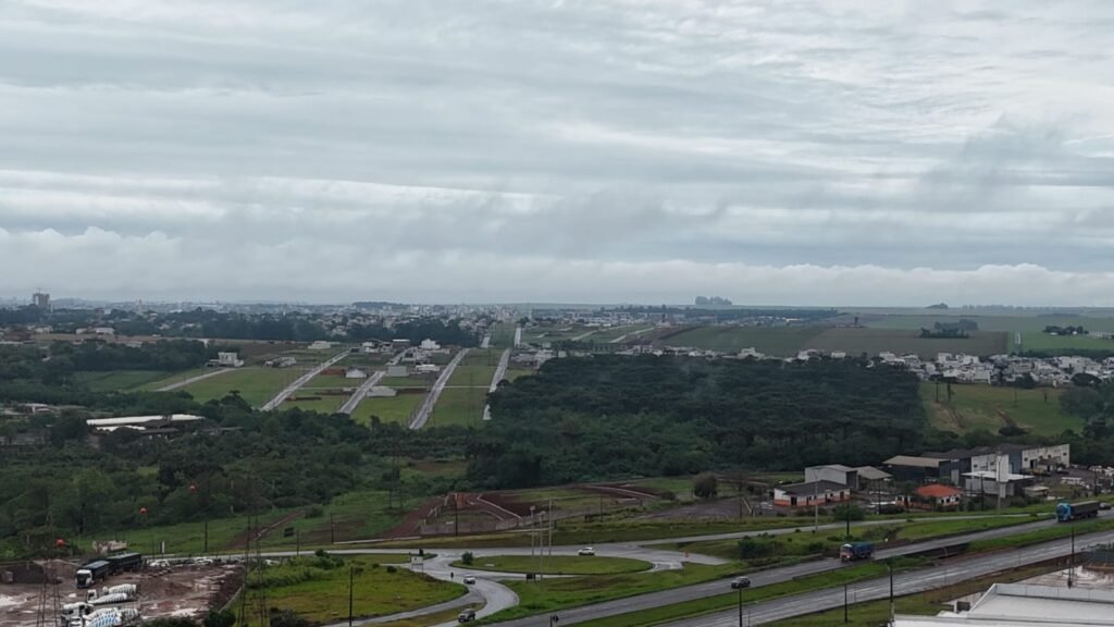 Segunda-feira começa com tempo fechado e chance de chuva em Cascavel