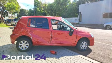 Batida em cruzamento faz carro capotar no Centro de Cascavel