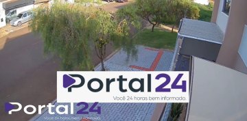 Câmera de segurança registra momento em que carro perde o controle e atinge poste em Cascavel