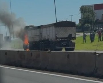 Caminhão pega fogo na BR-277