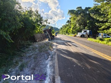 Caminhão tomba na PR-484 e motorista fica ferido em Boa Vista da Aparecida