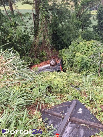 Carro capota na PRC-467 em Marechal Cândido Rondon e deixa três feridos