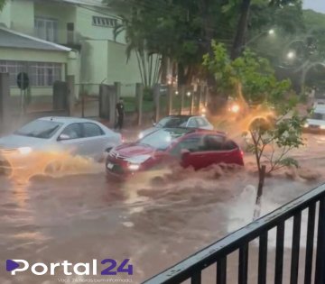 Chuva forte quase arrasta moto e carro em cruzamento da Avenida Guaiapó, em Maringá