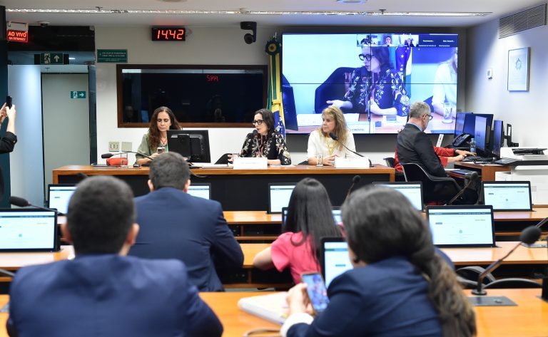 Consumidores enfrentam dúvidas e riscos no uso de suplementos alimentares, afirmam especialistas