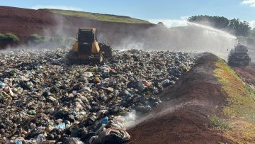 Fogo no Aterro Sanitário de Toledo é controlado por equipes da Prefeitura