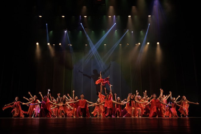 Formatura marca a última noite de “ALGO/RITMO” no Guairão