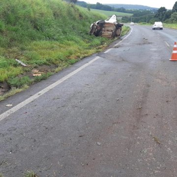 Gol capota, ocupantes saem do carro e são atropelados na BR-376