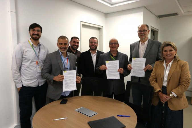 Estado firma parceria com CNPEM para cooperação em IA e materiais recicláveis da UEL