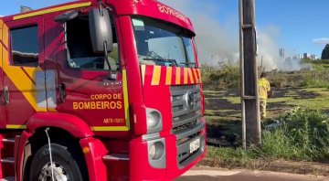Incêndio atinge área de mata no Tropical; Bombeiros controlam as chamas