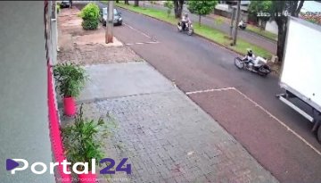 Motoqueiros caem após óleo na pista na Rua Jorge Walter Sim, em Campo Mourão