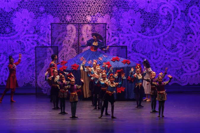 montagem do Teatro Guaíra emociona plateia lotada na primeira apresentação