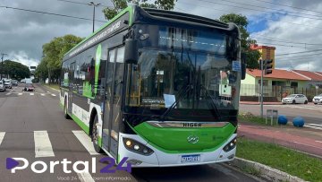 Ônibus elétrico e Biz batem em cruzamento no Centro