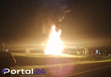 Ônibus pega fogo na madrugada de domingo na BR-277, em Teixeira Soares
