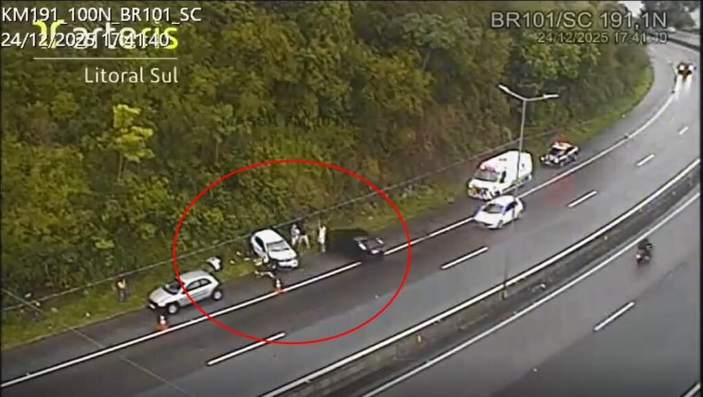 PRFs e pedestres são atropelados durante atendimento de ocorrência na BR-101 em Santa Catarina