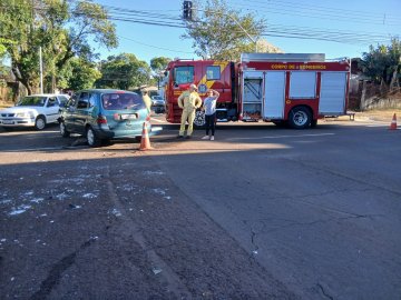 Scenic e Fiesta batem em cruzamento com semáforo