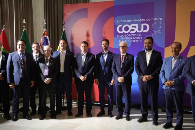 Ratinho Junior participa de encontro com MPs e recebe medalha do Bope durante 14º Cosud