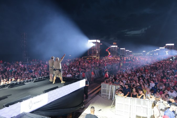 Com repertório variado, Banda da PM anima multidão antes do show do Roupa Nova