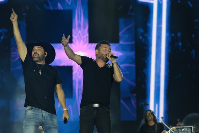 Vídeo leva músico sertanejo a cantar com Edson e Hudson no Verão Maior Paraná
