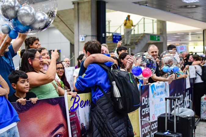 Ganhando o Mundo: Reencontros emocionantes no retorno de estudantes do Reino Unido
