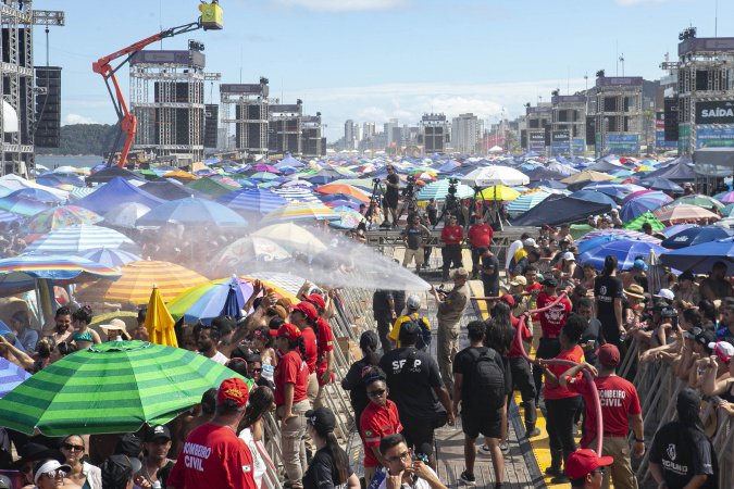 Banhos de mangueira, água e ambulâncias: Estado cuida do público antes e durante shows no Litoral