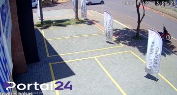 Câmera de segurança registra momento em que Civic “voa” por cima da calçada em Cascavel