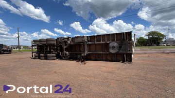 Câmera registra tombamento de carreta em posto de combustíveis em Santa Tereza do Oeste