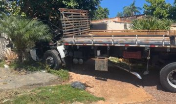 Caminhão invade quintal em Campo Mourão