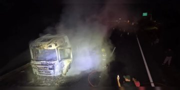 Caminhão pega fogo na PR-151 em Ponta Grossa