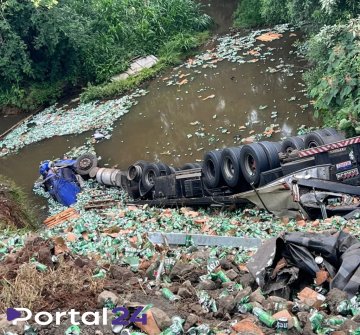 Caminhão sai da pista, cai em rio e motorista morre na BR-376 em Imbaú