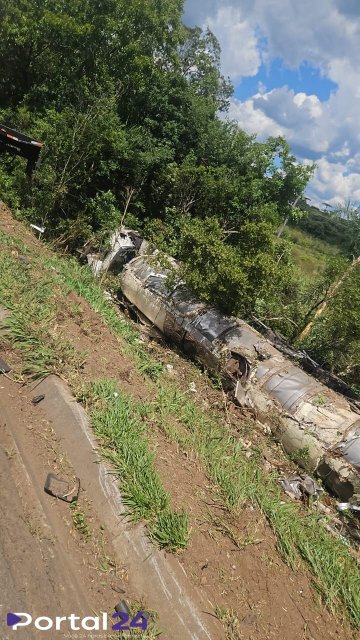 Caminhão se envolve em acidente grave no km 198 e motorista fica preso às ferragens