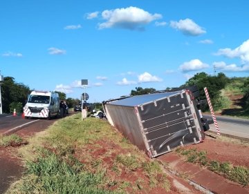 Caminhão tomba na BR-163 em Lindoeste