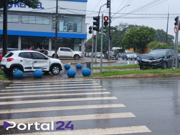 Colisão entre Honda City e Renault Kwid é registrada no Centro de Cascavel