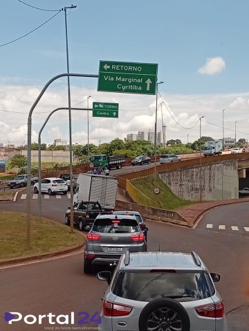 Resíduos na pista provocam mau cheiro e exigem intervenção da Transitar no acesso ao Jardim Veneza