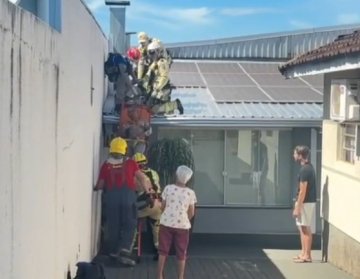 Homem fica gravemente ferido ao sofrer descarga elétrica