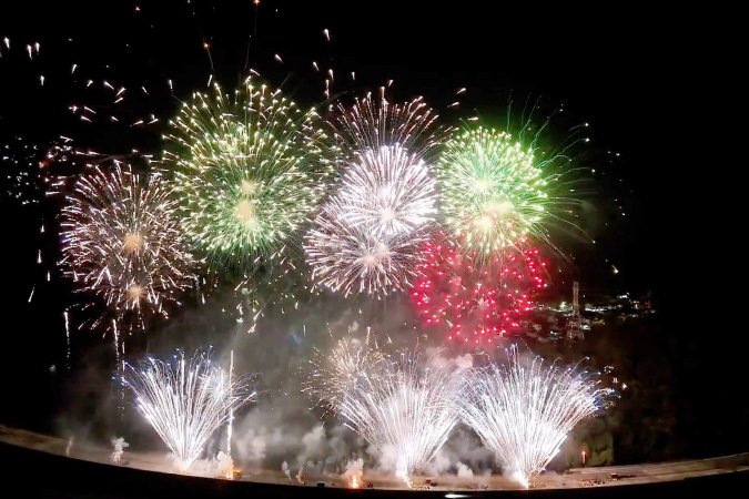 Maior queima de fogos da história do Litoral ilumina a Ponte de Guaratuba