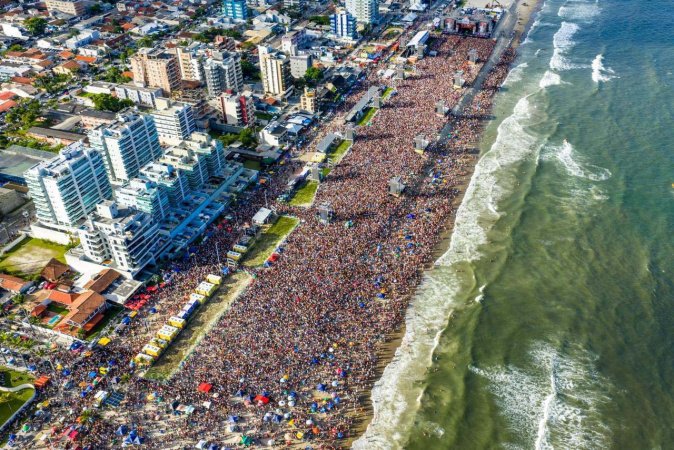 Gusttavo Lima faz show de 3 horas para multidão de 265 mil pessoas na praia de Matinhos