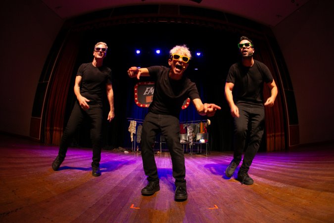 Grupo Embrulha Pra Viagem desembarca no Teatro Guaíra com humor afiado